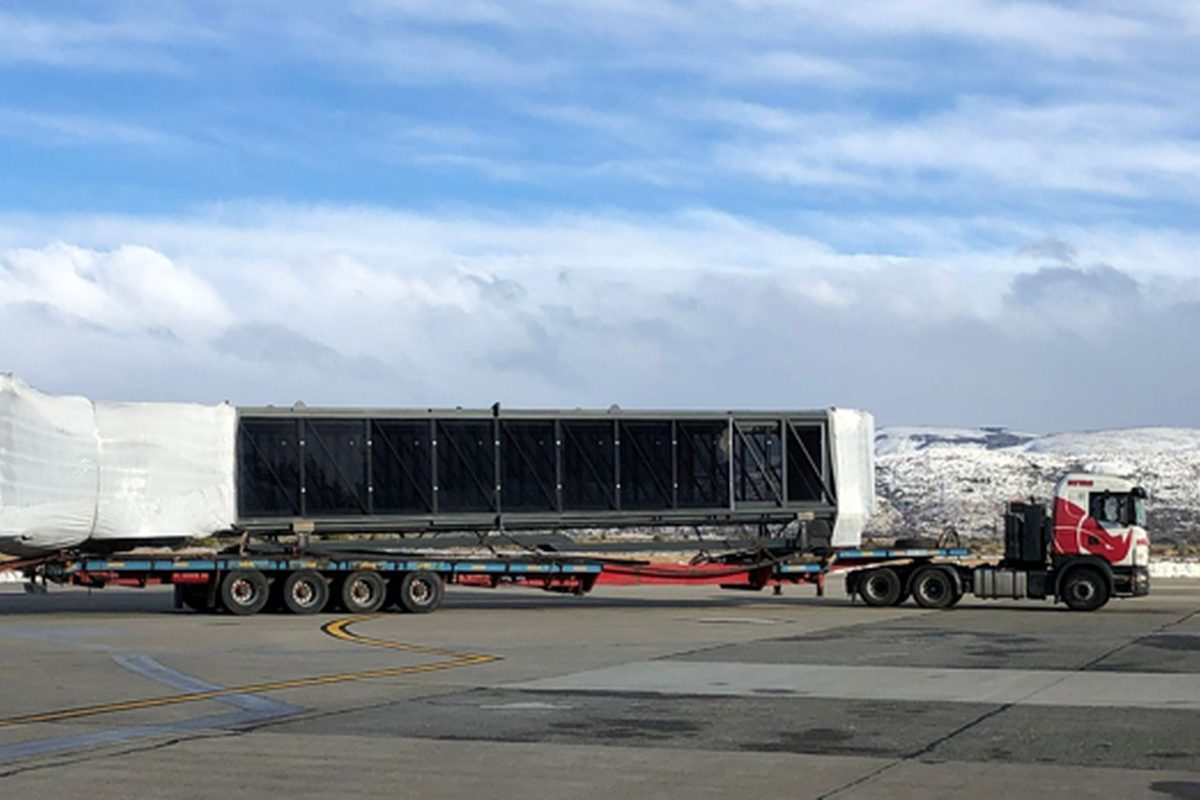 Road transport of a boarding bridge on a lowboy trailer